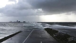 Страшные приливные волны, похожие на цунами