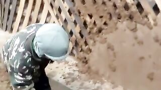 5 Летний мальчик штукатурит дом