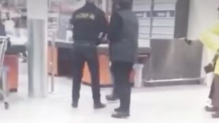 Женщина сбила с копыт охранника в магазине в Липецкой области
