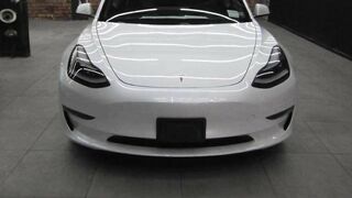 Tesla 3 Elektromobili sotiladi.