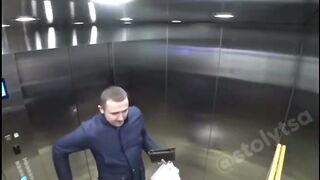 В Киеве провели эксперимент и повесили портрет Путина в лифт.