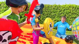 बेबी ओलिवर के साथ डायना और रोमा पानी के गुब्बारे PlayDate
