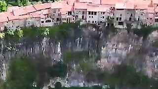 Castellfollit de la Roca – Spanien | Das Dorf auf dem Basaltfelsen