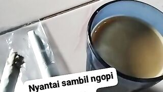 Menikmati kopi