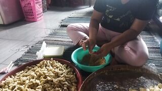 Membuat cemilan buat lebaran