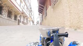Brave responses from stray cats towards the robot, but the latter was amazed.