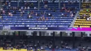Australia 1st wicket gone muzarabani take a wicket