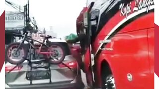 Viral! Sopir Bus Ugal-Ugalan di Jl. Solo–Yogyakarta Pepet Mobil, Pengendara Luka