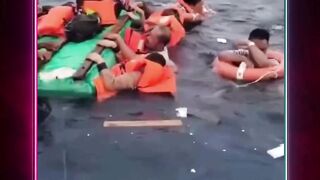 Sebuah kapal kayu tenggelam saat berlayar