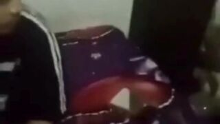 Viral! Seorang suami memergoki istrinya berduaan dengan pria lain di dalam kamar ????