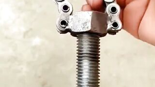 A Used Motorcycle Chain Becomes a Secret Weapon! Stubborn Bolts Instantly Give Up!