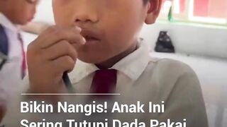 Seorang anak terlihat terus menutupi dadanya dengan tangan.????
