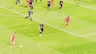Di laga PSG vs Liverpool, Sadio Mané menghadirkan momen kecil yang tidak di lupakan pecinta sepal bola. Berhadapan dengan Neymar