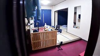 When I returned to the room, the cat was sleeping on my yukata. Then, when I opened the door, the calico cat came in.