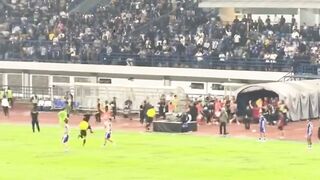 Bobotoh Turun ke Lapangan Setelah Pertandingan Persib vs Ratchaburi ????