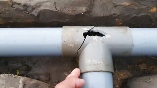 Chia sẻ cách xử lý thay T ống nước Pvc cỡ lớn trong không gian hẹp #meodoisong #pvc #meovat.mp4