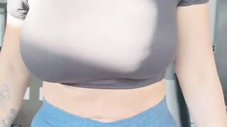 Model Yinyleon workout at gym