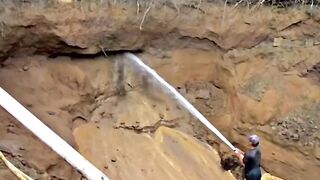 Hampir Tertimbun tanah saat menambang emas #viral
