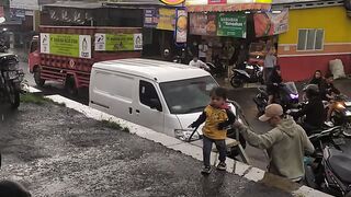Suasana di jalan Raya