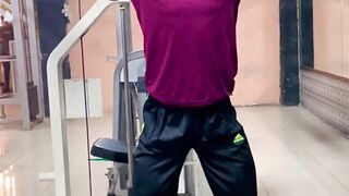Howa My body Posing at gym???????? #gymlife #fitnessmotivation #fit #fitnesstv #worldgym