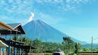 THE BEAUTIFUL VIEWS IN INDONESIA ARE VERY COOL