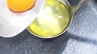 Satisfying with delicious egg pancake #streetfood #satisfying #satisfyingvideo