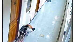 Diduga Gas Mengunci, Pemotor Wanita Melaju Kencang dan Hilang Kendali di Lorong Kost