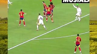 Momen panas di lapangan! ???? Joshua Kimmich hantem Marc Cucurella — duel keras, tensi naik, emosi meledak! ????⚽️