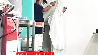 Suami Ini Menggenggam Infus Istrinya Saat Shalat… ????#shorts #doa #shalat #suamiistri#ujianhidup #haru