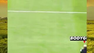 Bodyguard Lionel Messi malah dijatuhkan penyusup yang nekat masuk ke lapangan ????⚽️