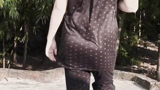 Ass bouncing while walking