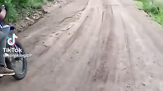 Boraa anda de moto