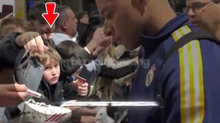 Mbappe Melewatkan Fans Karena Dia Tidak Menyadarinya