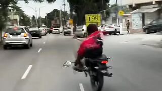 Aksi berani dijalanan yang sangat ramai