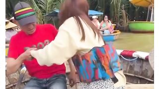 Naik perahu viral