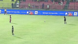 Tak terkendali di depan gawang. #BRISuperLeague
