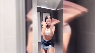 Indian Girl Mahek Kaushal Dance