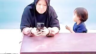 Woman Busy on Her Phone… Stranger Takes It & What Happens Next Shocks Her ????????