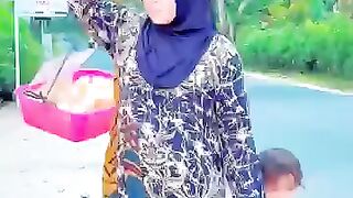 Poor Woman Selling Items… Buyer Gets Shocked After Seeing the Prices ????????