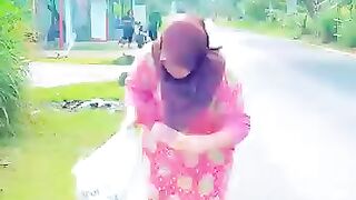 Poor Woman Was Struggling… Until Another Woman Helped Her ❤