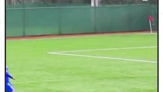 ???? Seorang kiper di liga amatir Istanbul, Turki tidak sengaja menendang bola mengenai seekor burung. ????