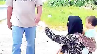 Woman Loses Goods After Helping ???? Kindness Returns ❤️