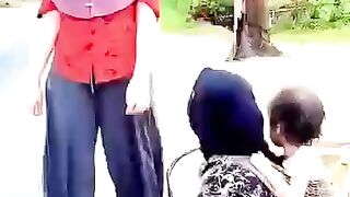 Kind Woman Helps a Poor Lady????????