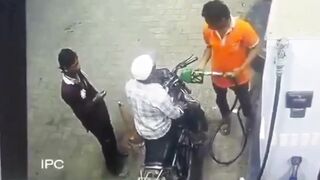 Ditegur karena hendak merokok saat isi bensin