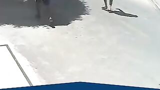 Assaltantes derrubam motoqueiro e roubam moto