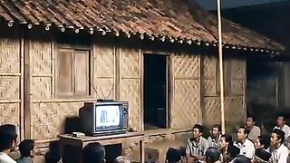 Nonton tv bersama didesa, kala itu hanya kepala desa yg punya tv????