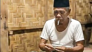 Nostalgia si mbah dengerin wayang.. #suasanadesa #nostalgiajamandulu #siaranradio