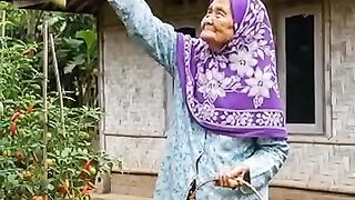 ???? “Bahagia itu sederhana — ketika bisa memetik hasil dari usaha sendiri.” #suasanapedesaan #berkebun #Kampunghalaman