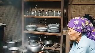 Bahagia tak selalu soal mewahnya hidangan, tapi tentang kebersamaan dan rasa syukur atas rezeki sederhana yang dinikmati bersama"