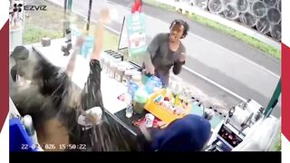 NIAT BAIK BERUJUNG TEGANG! ODGJ Ngamuk & Lempar Es Teh ke Karyawan, Sempat Teriak dalam Bahasa Jawa